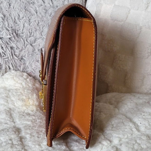 Louis Vuitton Epi Leather Sellier Dragonne Clutch-Crossbody.. Authentic..!!! - Picture 4 of 16
